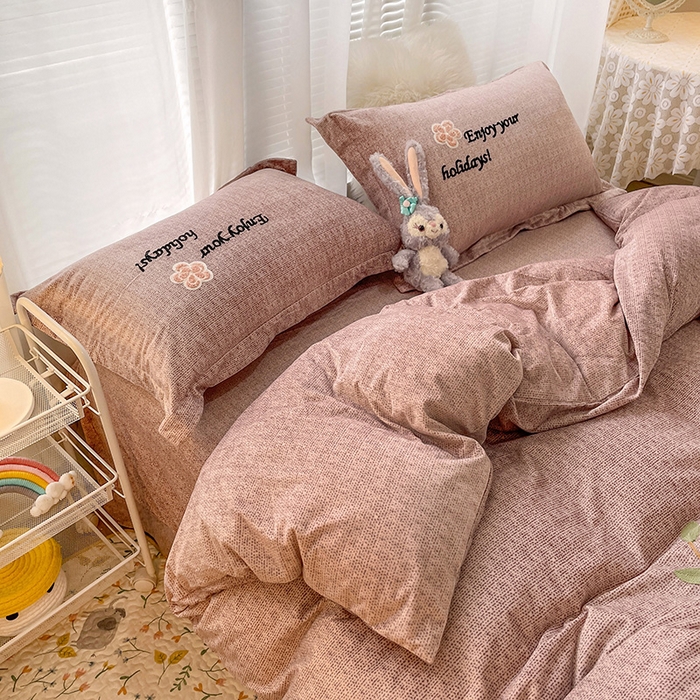 91家纺网 家纺一手货源 找家纺 梵克保罗 2025秋冬新款高克重婴儿绒原创绣花工艺系列三件套四件套-花卉系列 潘多拉-豆沙