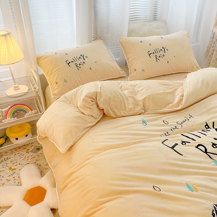 91家纺网 家纺一手货源 找家纺 梵克保罗 2025秋冬新款高克重婴儿绒原创绣花工艺系列三件套四件套-花卉系列 恋爱季节-米黄