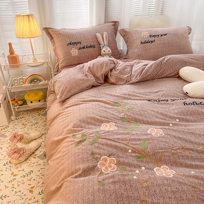 91家纺网 家纺一手货源 找家纺 梵克保罗 2025秋冬新款高克重婴儿绒原创绣花工艺系列三件套四件套-花卉系列 潘多拉-豆沙