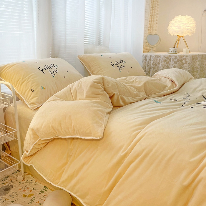 91家纺网 家纺一手货源 找家纺 梵克保罗 2025秋冬新款高克重婴儿绒原创绣花工艺系列三件套四件套-花卉系列 恋爱季节-米黄