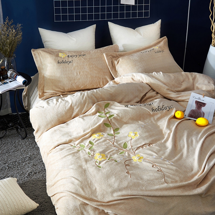 91家纺网 家纺一手货源 找家纺 梵克保罗 2025秋冬新款高克重婴儿绒原创绣花工艺系列三件套四件套-花卉系列 潘多拉-黄