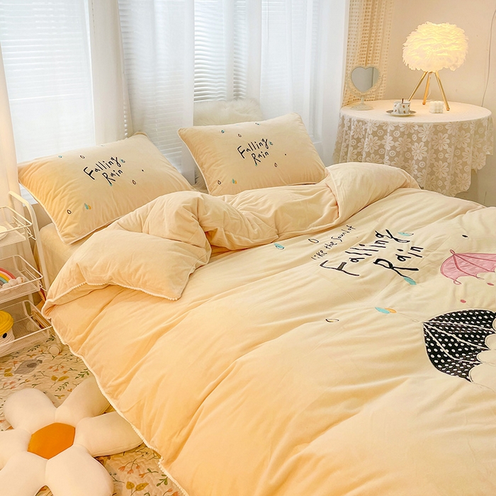 91家纺网 家纺一手货源 找家纺 梵克保罗 2025秋冬新款高克重婴儿绒原创绣花工艺系列三件套四件套-花卉系列 恋爱季节-米黄