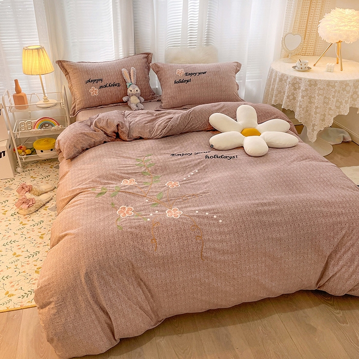 91家纺网 家纺一手货源 找家纺 梵克保罗 2025秋冬新款高克重婴儿绒原创绣花工艺系列三件套四件套-花卉系列 潘多拉-豆沙