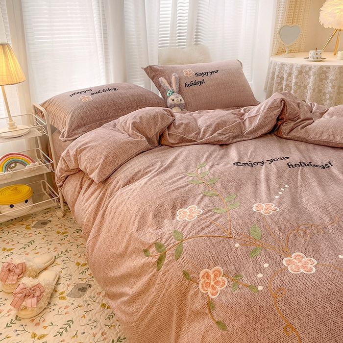 91家纺网 家纺一手货源 找家纺 梵克保罗 2025秋冬新款高克重婴儿绒原创绣花工艺系列三件套四件套-花卉系列 潘多拉-豆沙