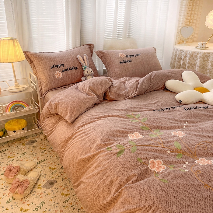 91家纺网 家纺一手货源 找家纺 梵克保罗 2025秋冬新款高克重婴儿绒原创绣花工艺系列三件套四件套-花卉系列 潘多拉-豆沙