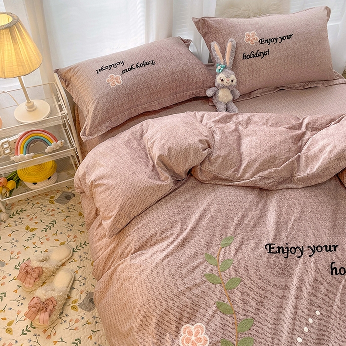 91家纺网 家纺一手货源 找家纺 梵克保罗 2025秋冬新款高克重婴儿绒原创绣花工艺系列三件套四件套-花卉系列 潘多拉-豆沙