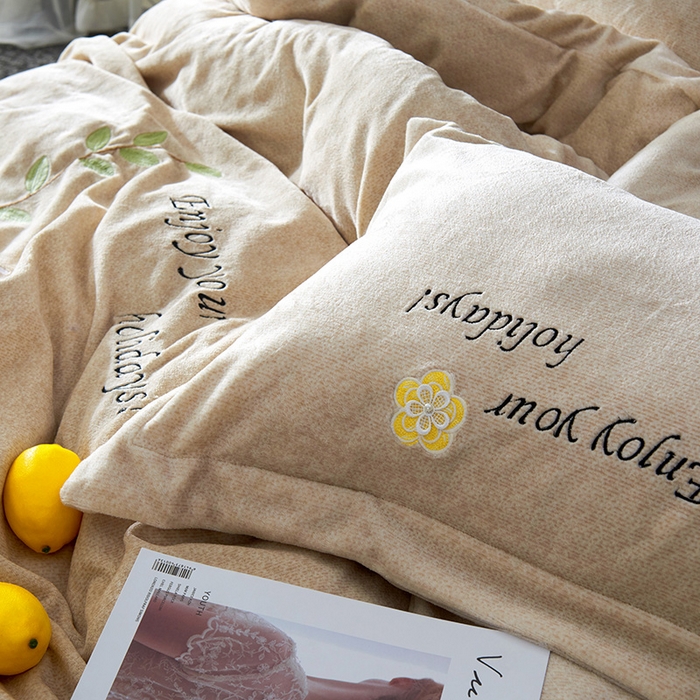 91家纺网 家纺一手货源 找家纺 梵克保罗 2025秋冬新款高克重婴儿绒原创绣花工艺系列三件套四件套-花卉系列 潘多拉-黄