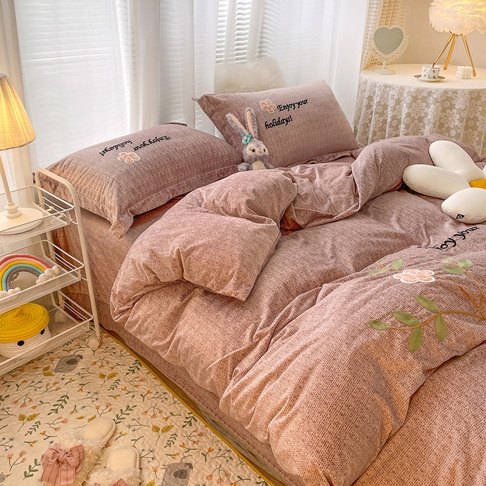 91家纺网 家纺一手货源 找家纺 梵克保罗 2025秋冬新款高克重婴儿绒原创绣花工艺系列三件套四件套-花卉系列 潘多拉-豆沙