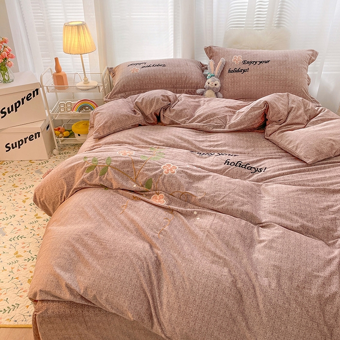 91家纺网 家纺一手货源 找家纺 梵克保罗 2025秋冬新款高克重婴儿绒原创绣花工艺系列三件套四件套-花卉系列 潘多拉-豆沙