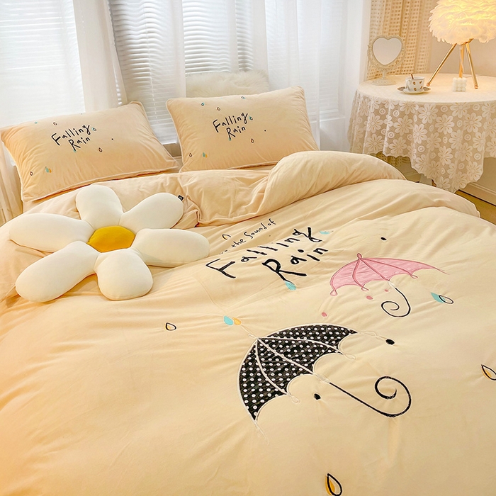 91家纺网 家纺一手货源 找家纺 梵克保罗 2025秋冬新款高克重婴儿绒原创绣花工艺系列三件套四件套-花卉系列 恋爱季节-米黄