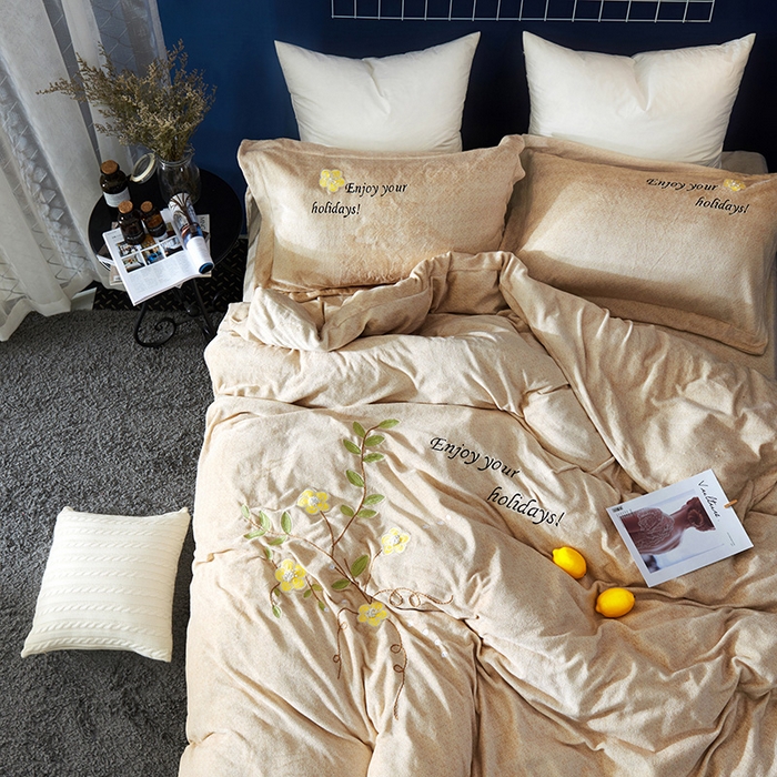 91家纺网 家纺一手货源 找家纺 梵克保罗 2025秋冬新款高克重婴儿绒原创绣花工艺系列三件套四件套-花卉系列 潘多拉-黄