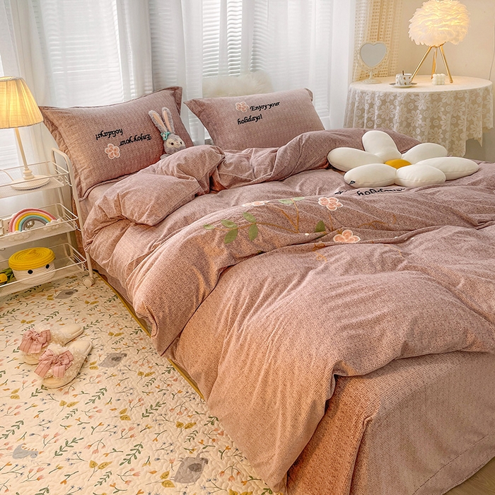 91家纺网 家纺一手货源 找家纺 梵克保罗 2025秋冬新款高克重婴儿绒原创绣花工艺系列三件套四件套-花卉系列 潘多拉-豆沙