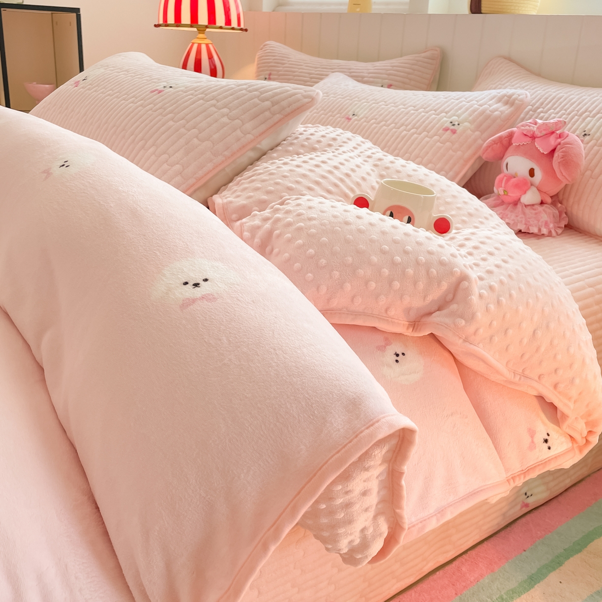 91家纺网 家纺一手货源 找家纺 贝扬思家纺 2025新款高克重牛奶绒豆豆被套床盖四件套-悦心系列 悦心-绒绒小狗粉