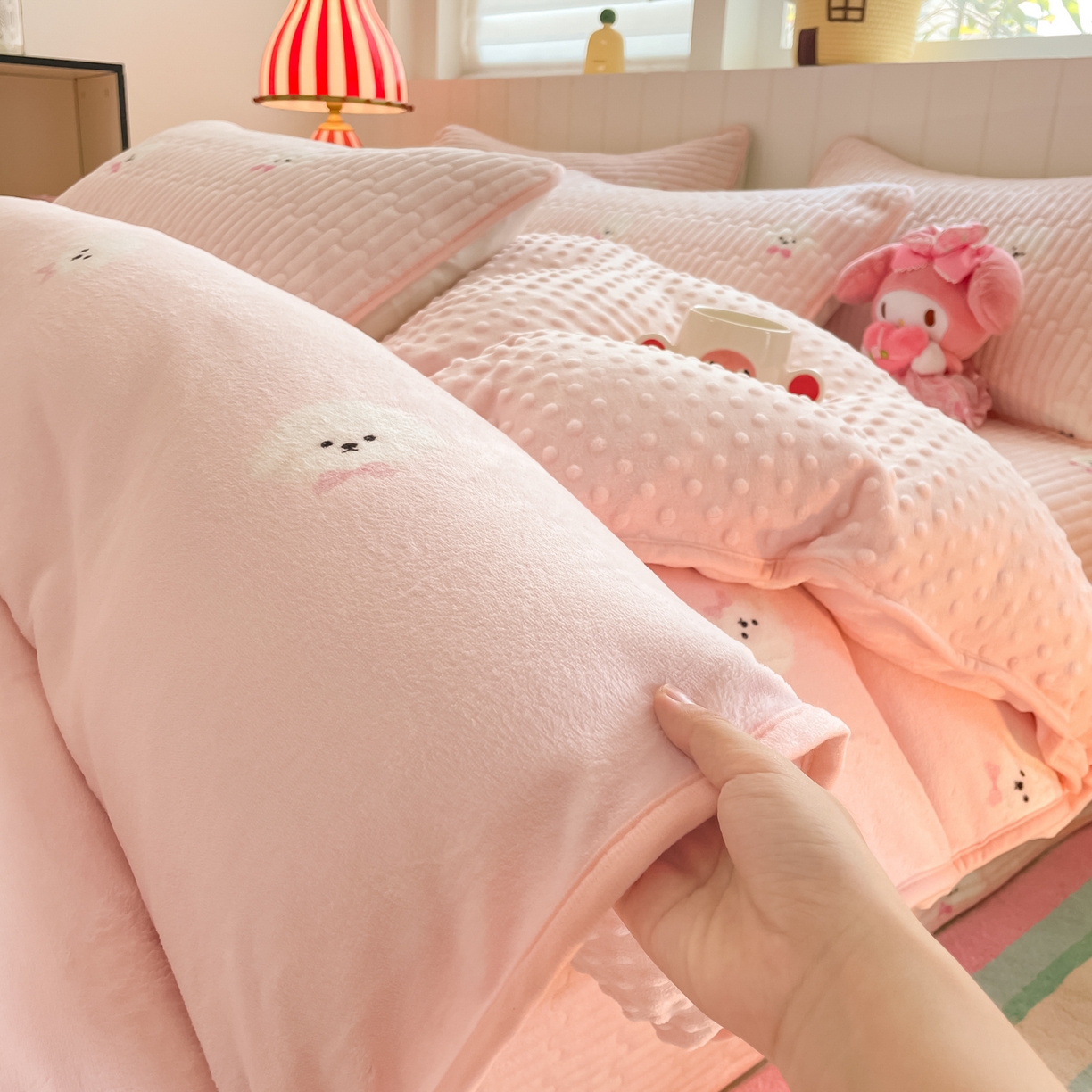 91家纺网 家纺一手货源 找家纺 贝扬思家纺 2025新款高克重牛奶绒豆豆被套床盖四件套-悦心系列 悦心-绒绒小狗粉