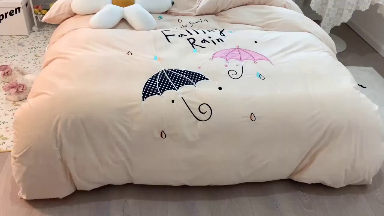 91家纺网 家纺一手货源 找家纺 梵克保罗 2025秋冬新款高克重婴儿绒原创绣花工艺系列三件套四件套-花卉系列 恋爱季节-米黄