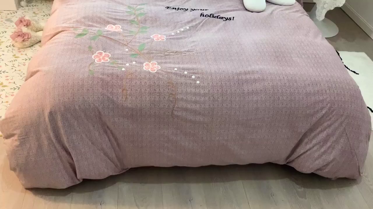 91家纺网 家纺一手货源 找家纺 梵克保罗 2025秋冬新款高克重婴儿绒原创绣花工艺系列三件套四件套-花卉系列 潘多拉-豆沙