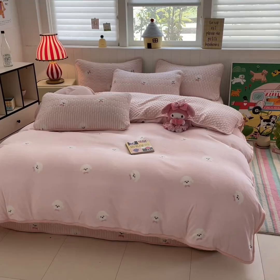 91家纺网 家纺一手货源 找家纺 贝扬思家纺 2025新款高克重牛奶绒豆豆被套床盖四件套-悦心系列 悦心-绒绒小狗粉