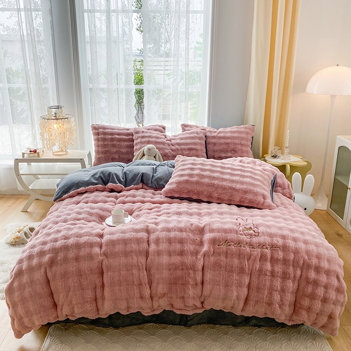 91家纺网 家纺一手货源 找家纺 潮邦创意家居 2025新款小米兔泡泡兔绒保暖四件套 米兔豆沙