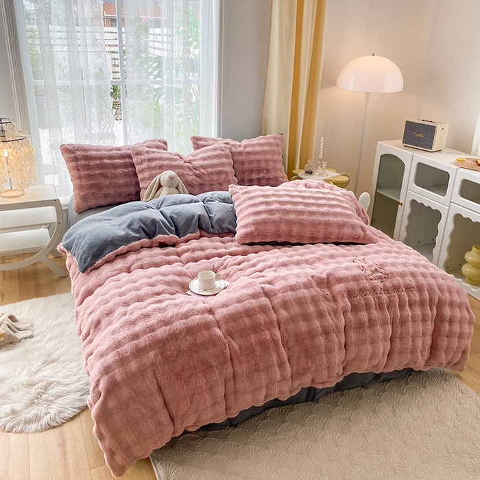 91家纺网 家纺一手货源 找家纺 潮邦创意家居 2025新款小米兔泡泡兔绒保暖四件套 米兔豆沙