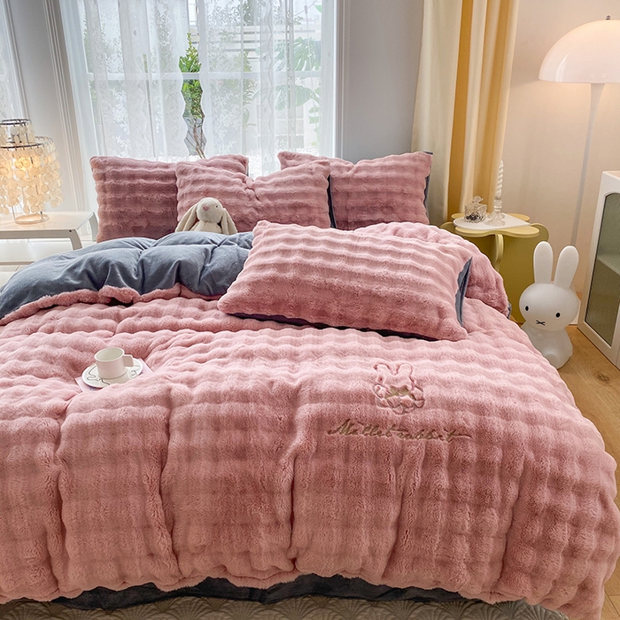 91家纺网 家纺一手货源 找家纺 潮邦创意家居 2025新款小米兔泡泡兔绒保暖四件套 米兔豆沙