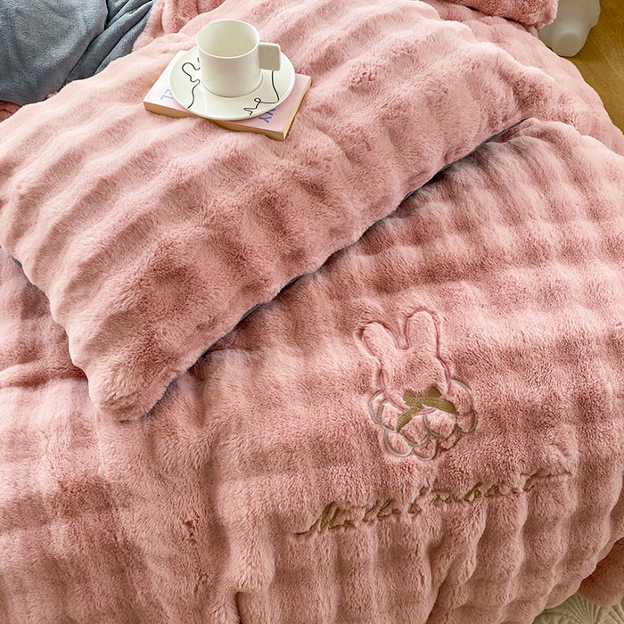 91家纺网 家纺一手货源 找家纺 潮邦创意家居 2025新款小米兔泡泡兔绒保暖四件套 米兔豆沙