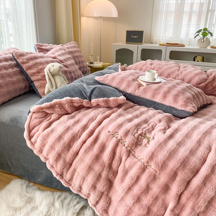 91家纺网 家纺一手货源 找家纺 潮邦创意家居 2025新款小米兔泡泡兔绒保暖四件套 米兔豆沙