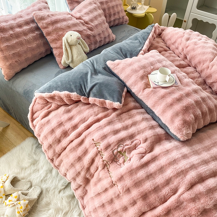 91家纺网 家纺一手货源 找家纺 潮邦创意家居 2025新款小米兔泡泡兔绒保暖四件套 米兔豆沙