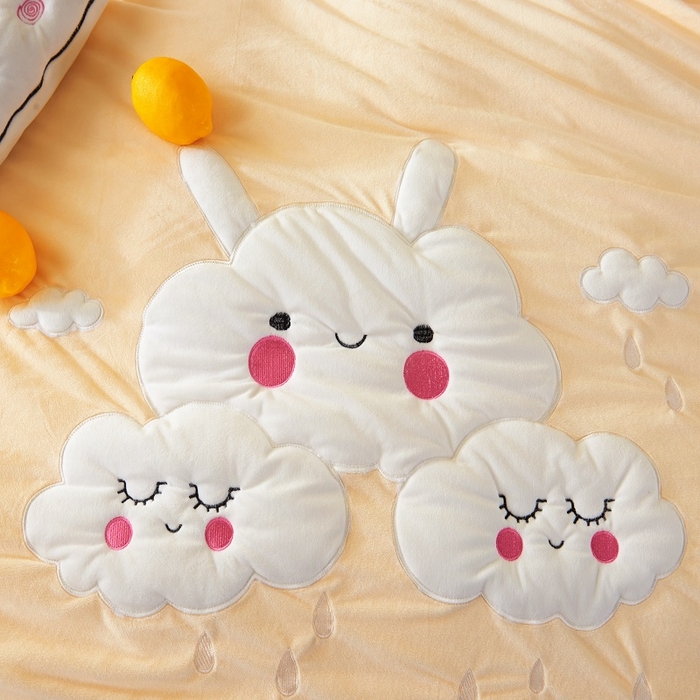 91家纺网 家纺一手货源 找家纺 梵克保罗 2025秋冬新款高克重婴儿绒原创绣花工艺系列三件套四件套-花卉系列 云朵-米色