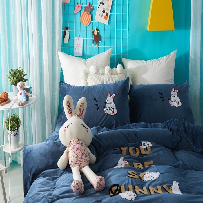 91家纺网 家纺一手货源 找家纺 梵克保罗 2025秋冬新款高克重婴儿绒原创绣花工艺系列三件套四件套-卡通系列 快乐一家-蓝