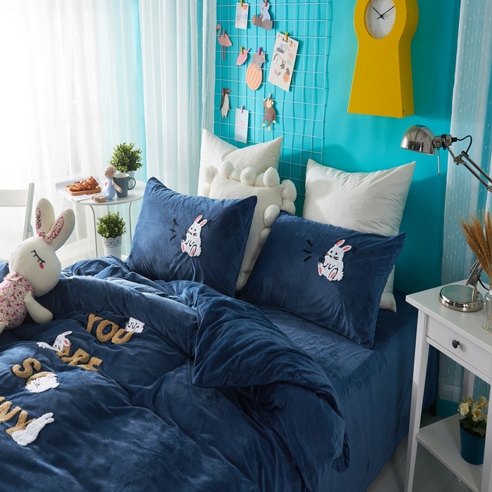 91家纺网 家纺一手货源 找家纺 梵克保罗 2025秋冬新款高克重婴儿绒原创绣花工艺系列三件套四件套-卡通系列 快乐一家-蓝