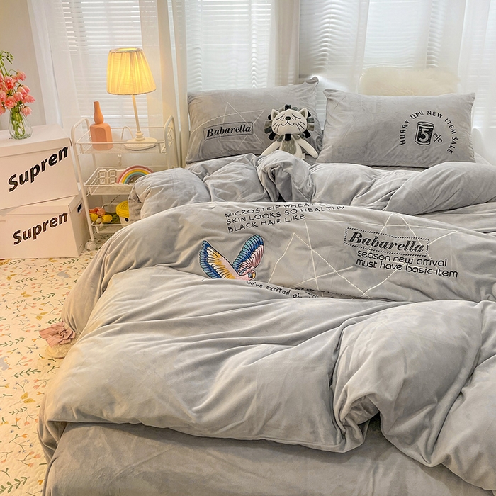 91家纺网 家纺一手货源 找家纺 梵克保罗 2025秋冬新款高克重婴儿绒原创绣花工艺系列三件套四件套-卡通系列 时尚节奏