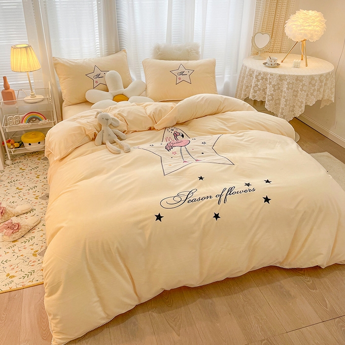 91家纺网 家纺一手货源 找家纺 梵克保罗 2025秋冬新款高克重婴儿绒原创绣花工艺系列三件套四件套-卡通系列 火烈鸟-黄