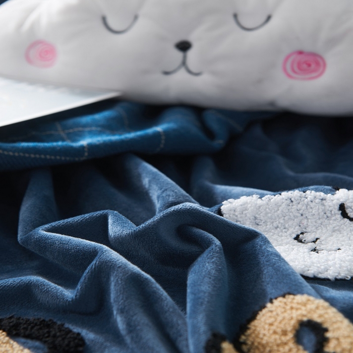 91家纺网 家纺一手货源 找家纺 梵克保罗 2025秋冬新款高克重婴儿绒原创绣花工艺系列三件套四件套-卡通系列 快乐一家-蓝