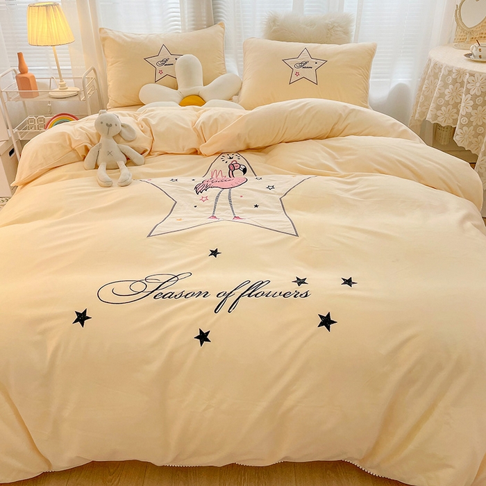 91家纺网 家纺一手货源 找家纺 梵克保罗 2025秋冬新款高克重婴儿绒原创绣花工艺系列三件套四件套-卡通系列 火烈鸟-黄