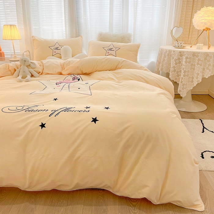 91家纺网 家纺一手货源 找家纺 梵克保罗 2025秋冬新款高克重婴儿绒原创绣花工艺系列三件套四件套-卡通系列 火烈鸟-黄