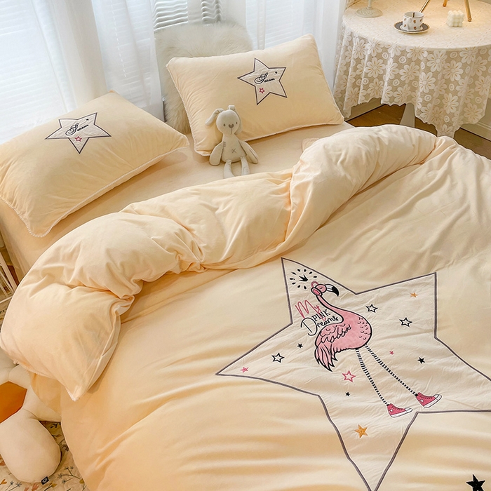 91家纺网 家纺一手货源 找家纺 梵克保罗 2025秋冬新款高克重婴儿绒原创绣花工艺系列三件套四件套-卡通系列 火烈鸟-黄