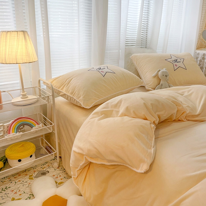 91家纺网 家纺一手货源 找家纺 梵克保罗 2025秋冬新款高克重婴儿绒原创绣花工艺系列三件套四件套-卡通系列 火烈鸟-黄