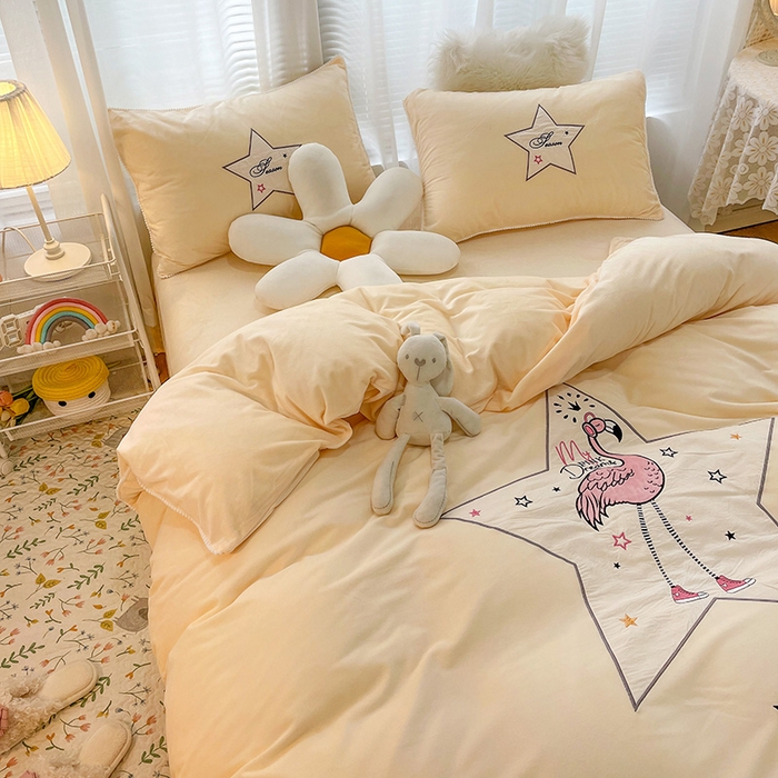 91家纺网 家纺一手货源 找家纺 梵克保罗 2025秋冬新款高克重婴儿绒原创绣花工艺系列三件套四件套-卡通系列 火烈鸟-黄