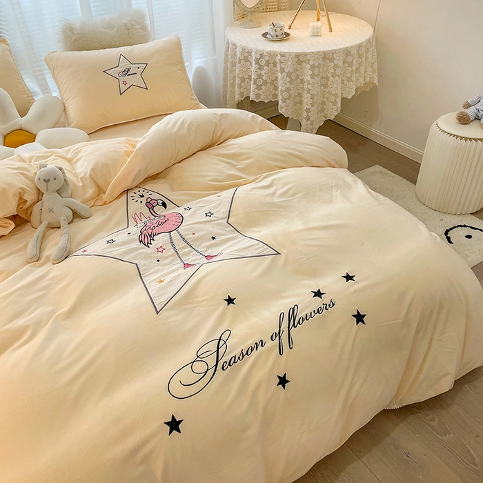 91家纺网 家纺一手货源 找家纺 梵克保罗 2025秋冬新款高克重婴儿绒原创绣花工艺系列三件套四件套-卡通系列 火烈鸟-黄