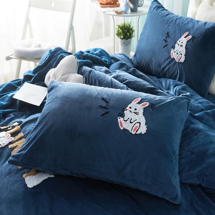 91家纺网 家纺一手货源 找家纺 梵克保罗 2025秋冬新款高克重婴儿绒原创绣花工艺系列三件套四件套-卡通系列 快乐一家-蓝