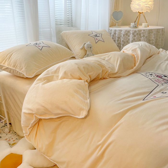 91家纺网 家纺一手货源 找家纺 梵克保罗 2025秋冬新款高克重婴儿绒原创绣花工艺系列三件套四件套-卡通系列 火烈鸟-黄