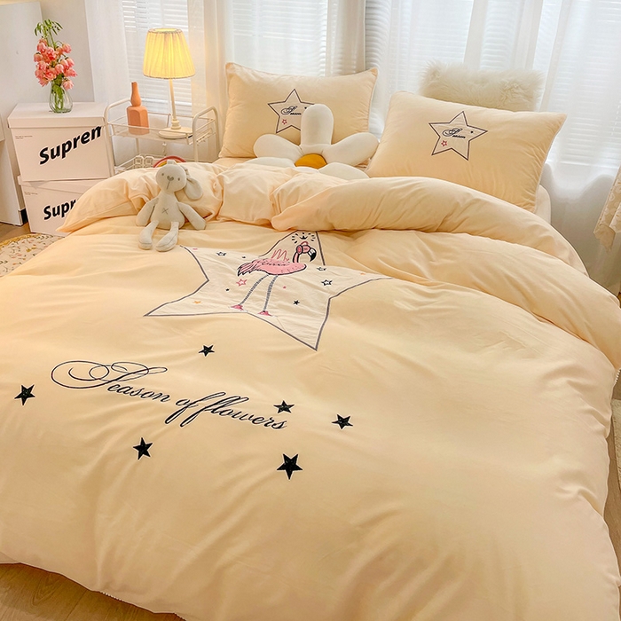 91家纺网 家纺一手货源 找家纺 梵克保罗 2025秋冬新款高克重婴儿绒原创绣花工艺系列三件套四件套-卡通系列 火烈鸟-黄