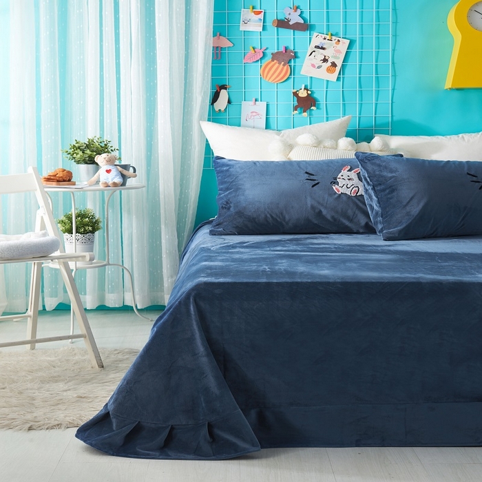 91家纺网 家纺一手货源 找家纺 梵克保罗 2025秋冬新款高克重婴儿绒原创绣花工艺系列三件套四件套-卡通系列 快乐一家-蓝