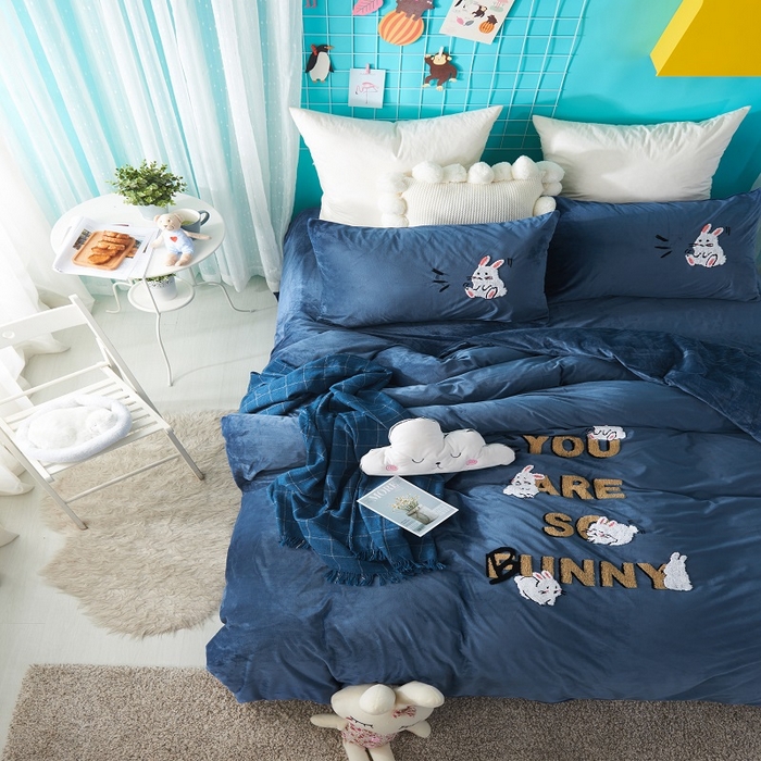 91家纺网 家纺一手货源 找家纺 梵克保罗 2025秋冬新款高克重婴儿绒原创绣花工艺系列三件套四件套-卡通系列 快乐一家-蓝