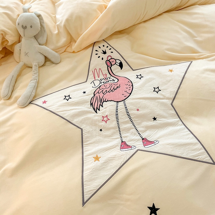 91家纺网 家纺一手货源 找家纺 梵克保罗 2025秋冬新款高克重婴儿绒原创绣花工艺系列三件套四件套-卡通系列 火烈鸟-黄