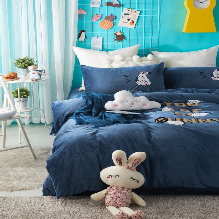 91家纺网 家纺一手货源 找家纺 梵克保罗 2025秋冬新款高克重婴儿绒原创绣花工艺系列三件套四件套-卡通系列 快乐一家-蓝