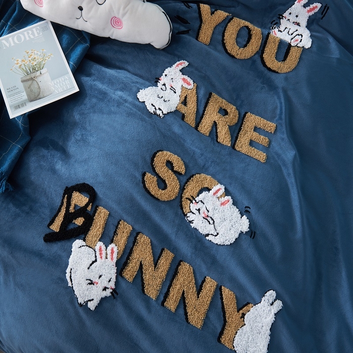 91家纺网 家纺一手货源 找家纺 梵克保罗 2025秋冬新款高克重婴儿绒原创绣花工艺系列三件套四件套-卡通系列 快乐一家-蓝