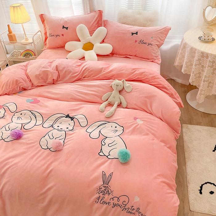 91家纺网 家纺一手货源 找家纺 梵克保罗 2025秋冬新款高克重婴儿绒原创绣花工艺系列三件套四件套-卡通系列 可爱兔-粉