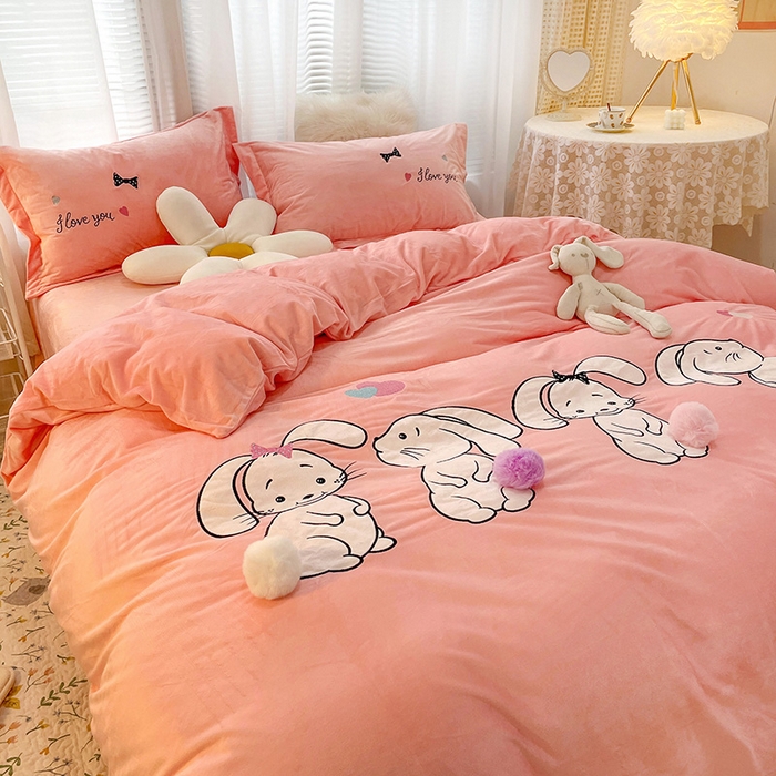 91家纺网 家纺一手货源 找家纺 梵克保罗 2025秋冬新款高克重婴儿绒原创绣花工艺系列三件套四件套-卡通系列 可爱兔-粉