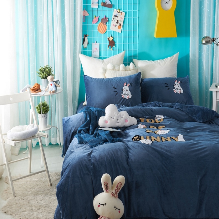 91家纺网 家纺一手货源 找家纺 梵克保罗 2025秋冬新款高克重婴儿绒原创绣花工艺系列三件套四件套-卡通系列 快乐一家-蓝